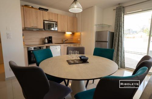 Vias Apartment | Grand T3 neuf climatisé avec WIFI à 100m de la mer