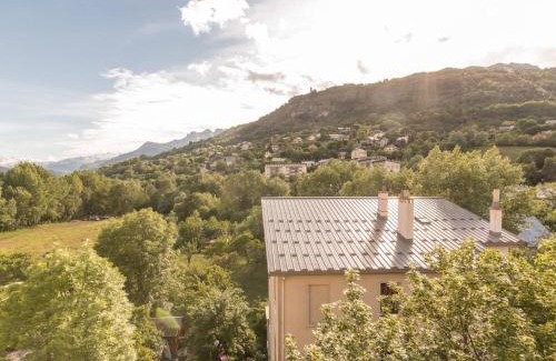 Briancon Apartment | Grand T4 à Briançon, 6 pers, proche télécabine, commerces, garage et casier à ski inclus - FR-1-330C-57