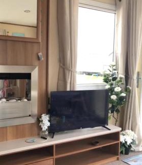 Harwich Other | Great Caravan With Decking And Wi-Fi At Dovercourt Holiday Park Ref 44002F