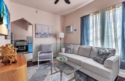Gulfport Condo | 🌴Great Location☀Walk To Beach🐬Ledoux Carre' #1🐠Historic Charm! Pet Friendly