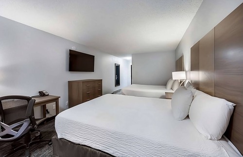 Grants Pass Hotel | Great Relaxing Overnight Stay! 2 Convenient Units! Near Grants Pass Golf Club!