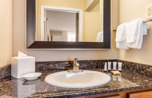 Branson House | Great Relaxing Overnight Stay! 3 Amazing Units! Close to Table Rock State Park!