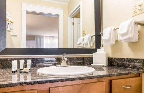 Branson House | Great Relaxing Overnight Stay! 3 Amazing Units! Close to Table Rock State Park!
