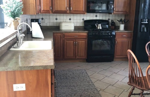 Central Vermont- Killington House | Great View/Full Serv. Sleeps 12-no bunks, Hot Tub, Sauna, 2mi to base 3 bd, 2.5b