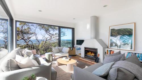 Killcare House | Great Views, Easy Walk To Beach and Bay In Bush Setting
