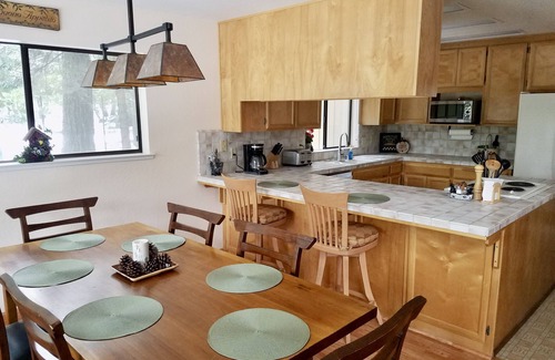 Arnold Cabin | Great Views! Pool, Large Jet-Tub, King Bed, Shufflebrd, Snow Sledding, Generator