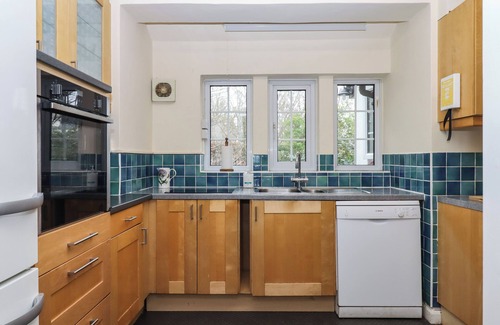 Budleigh Salterton Cottage | GREENHEDGES, pet friendly, with a garden in Budleigh Salterton