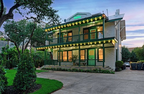 Uptown House | GREENHOUSE 🍀 1BD 1BA 🏠 Trolley 🚎 Pets 🐶 NEW 🌿