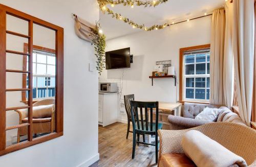 Ucluelet House | Grey Whale, Pet Friendly Studio at The Beach