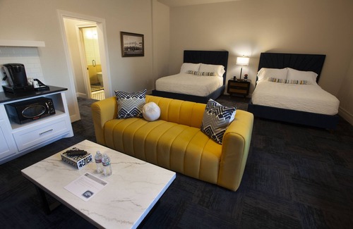Tyler Hotel | Greyhound Inn - Double Queen Suite