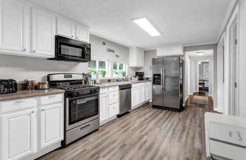 Acworth House | Grill & Chill Retreat