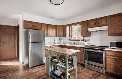 Berkeley Springs Cabin | Grill, Fire Pit, WiFi, Deck, Hammock, Games & Dogs