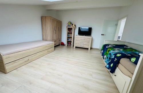 Hilbringen Apartment | Große Ferienwohnung Gästehaus NEUBAU Merzig 120m2