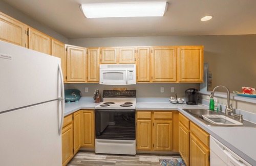 Rehoboth Beach Condo | Ground Level 2BR Condo w/Tennis/Pool/Parking