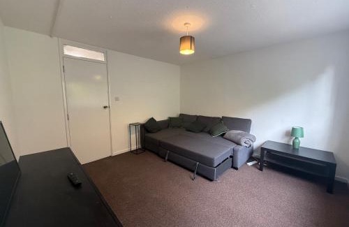 Milton Keynes Apartment | Group & Family Stay central MK