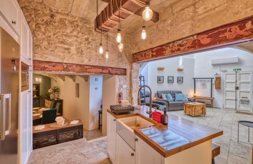Gudja Apartment | Gudja 2BR - A Home of Character in the Village Core