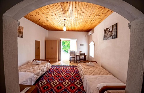 Gjirokaster House | Guest House Garden