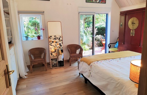 Turqueville Bed & Breakfast | guest house in a garden next to Utah Beach point.