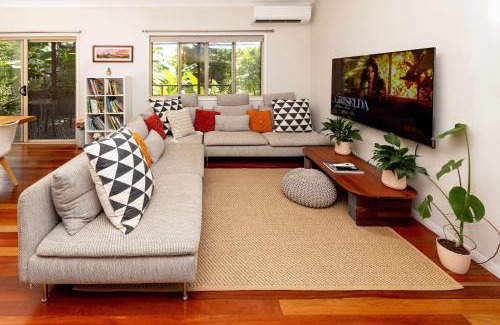 Doonan House | Guest Suite with Fireplace & Pond, close to Noosa & Eumundi