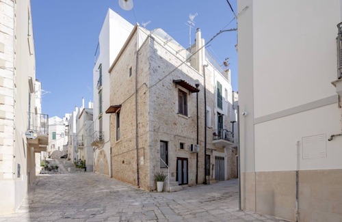 Conversano Apartment | GuestHost - Aline's Home - Iris Room