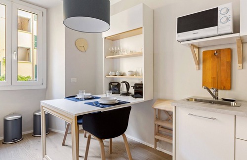 Chinatown Apartment | GuestHost - Simplon & Garibaldi Comfy Studio