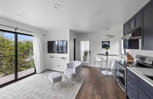 Fremont House | Guesthouse in Phinney Ridge with Rooftop Deck
