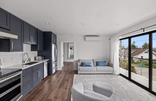 Fremont House | Guesthouse in Phinney Ridge with Rooftop Deck