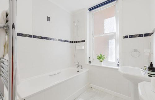Brondesbury Apartment | GuestReady - Modern Comfort in West Hampstead