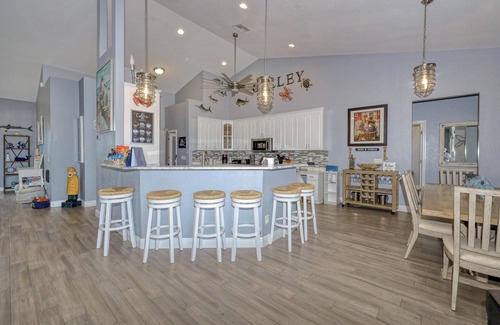 Caloosahatchee House | Gulf Access/Upscale/2,791sqft/Dog-Friendly! FREE HTD Pool+EV Charge/Kayaks/Bikes