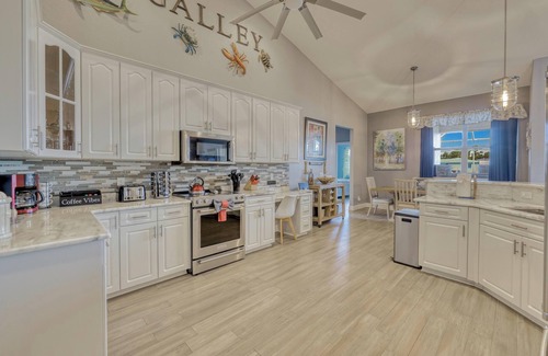 Caloosahatchee House | Gulf Access/Upscale/2,791sqft/Dog-Friendly! FREE HTD Pool+EV Charge/Kayaks/Bikes