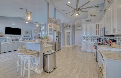 Caloosahatchee House | Gulf Access/Upscale/2,791sqft/Dog-Friendly! FREE HTD Pool+EV Charge/Kayaks/Bikes