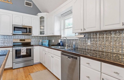 Cedar Creek Reservoir House | Gun Barrel Getaway-Waterfront, Hot Tub & Gameroom!