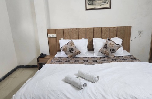 Amritsar House | Gurjeet Hotel By Naavagat