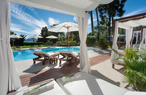 La Croix des Gardes Hotel | Hôtel Château de la Tour