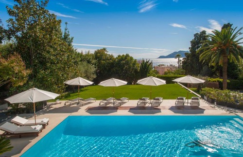La Croix des Gardes Hotel | Hôtel Château de la Tour
