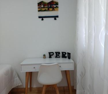 Santiago de Surco House | HABITACIÓN ALBORADA 1 con baño privado