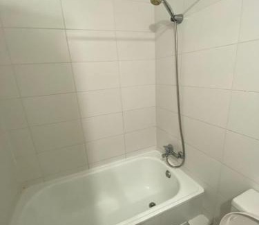 Downtown Santiago House | Habitacion Grande con baño privado en departamento compartido