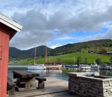 Valsoyfjord House | Handelsmannens hus ved Otnesbrygga, Valsøyfjord