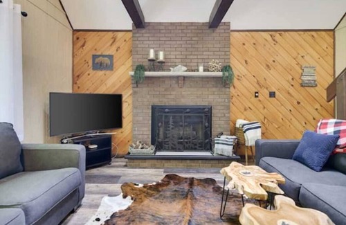 Lake Ariel Cabin | Happy Trees Cabin -8 FREE pool passes- firepit-games Lake Ariel- Hideout