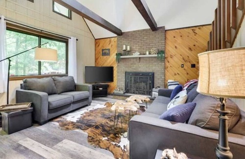 Lake Ariel Cabin | Happy Trees Cabin -8 FREE pool passes- firepit-games Lake Ariel- Hideout