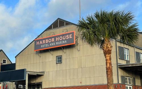 Galveston Hotel | Harbor House Hotel and Marina at Pier 21
