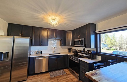 Grand Marais House | Harbour View Getaway- unique, fully renovated 1 block from the lake!