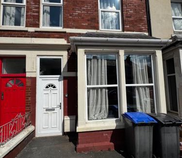 Blackpool House | Harmony House - Close to Blackpool FC - Excellent Transport Links - Sleeps up to 6