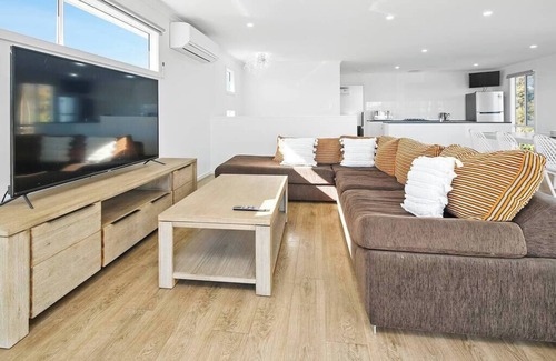 Aldinga Beach House | Harvey Haven -Sleeps upto 15, 4 Bdrm, 2.5 Bth