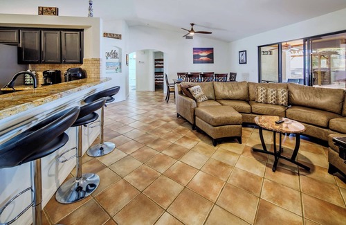Lake Havasu City House | Havasu Sunset Hideaway - Swim up Pool Bar|Firepit