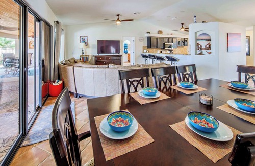 Lake Havasu City House | Havasu Sunset Hideaway - Swim up Pool Bar|Firepit