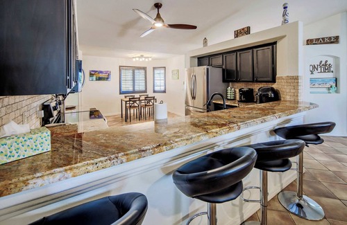 Lake Havasu City House | Havasu Sunset Hideaway - Swim up Pool Bar|Firepit