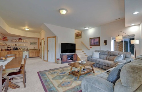 Cascade-Chipita Park Cabin | Hawk's Landing - pet friendly, hot tub, luxurious