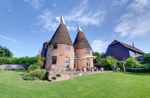 Abbess Roding House | Hawkridge Oast - Five Bedroom House, Sleeps 12
