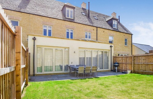 Northleach House | Hawthorn Cottage - sleeps 8 guests in 4 bedrooms